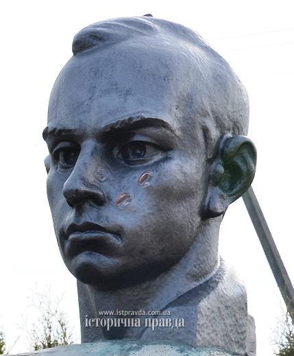 Во Львовской области скинули памятник Бандере (фото +)