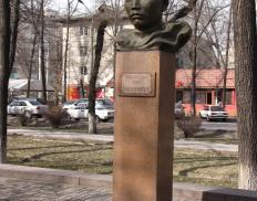 Бишкек-2012: с памятниками здесь не воюют (Фото)!