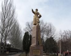 Бишкек-2012: с памятниками здесь не воюют (Фото)!