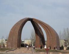 Бишкек-2012: с памятниками здесь не воюют (Фото)!